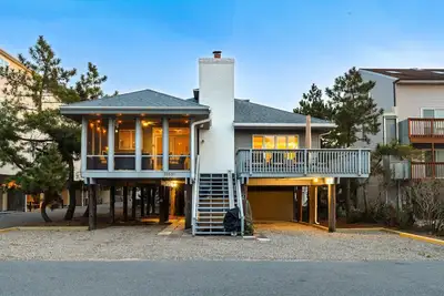 Image de Updated home w/ private beach- sleeps 12