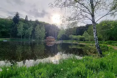Image de Lacustre, Cabane pilotis sur l'eau un Hébergement insolite au lac de Chaumeçon