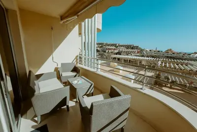 Image de Splendeur vue sur mer : Confort moderne à 2 chambres