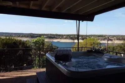 Image de Pet Friendly- Luxury home- Amazing Views-Lake Travis-25min Downtown Austin