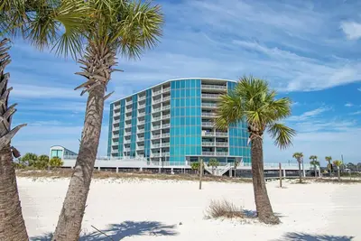 Image de Don't Cross the street, our Unit is on the Beach! 2br/2ba Condo