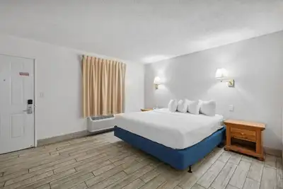 Image de Classic King at Holiday Terrace Beachfront Hotel, Pets Allowed, Free Parking!