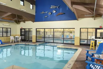 Image de Unwind in Style: Spacious Suites & Relaxing Poolside Retreat | 4 Units