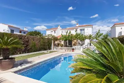 Image de Belle maison de vacances privée avec piscine privée, climatisation, Tv, patio et parking
