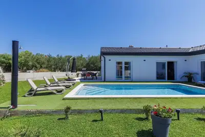 Image de Maison de vacances privée avec Wifi, piscine privée, climatisation, Tv, terrasse, parking