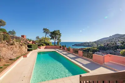 Joli appartement pour 4 personnes avec climatisation, piscine, Wifi, Tv et parking