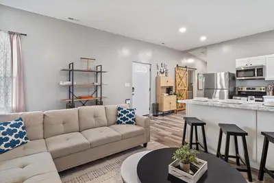Image de Amble: Brand New & Near Downtown!