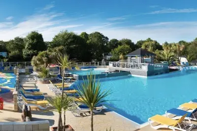 Image de Mobilhome 6 Pers Face Piscine avec piscine partagée et terrasse privée