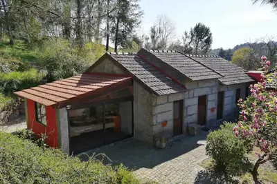 Image de Maison de vacances 'Casa De Andrães Camélias' avec piscine partagée, Wi-Fi et climatisation