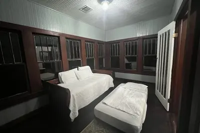 Image de Craftsman Home on 3 acres with live oaks lots of space for gatherings