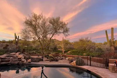 Image de Desert living with gourmet kitchen, pool, spa, and separate casita!