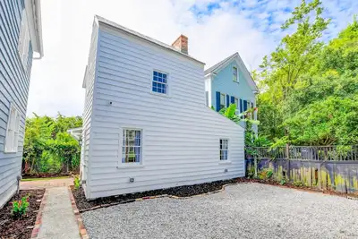Image de Renovated Historic Cottage one Block from King!