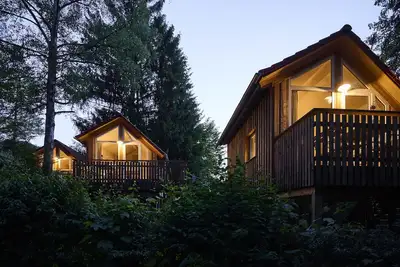 Image de Unser Stelzenhaus ist für Vier Personen Gedacht, Gerne Können Auch Noch Babybett und Hochstuhl auf Anfrage Dazu Gestellt Werden. Die Einrichtung ist Naturfarben und Schwarz mit Schicken, Maritimen Details. Der Raum ist ca. 20 qm Groß und man Kann bei