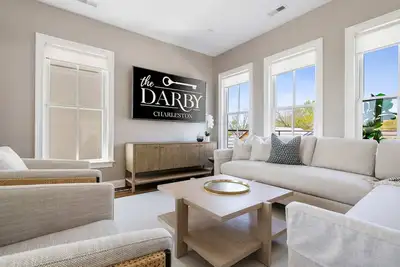 Image de 2 Luxury Homes w\/ Patios | 1 Block from King St