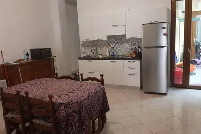 Image de SuperCentralRooms enviable location 3 bedrooms 2 bathrooms living Room and kitchen.