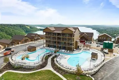 Image de Lazy River! Hot Tub! Shuffleboard!