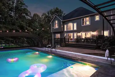 Image de Spacious Mountain Haven with Heated Pool