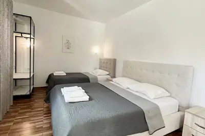 Image de A comfortable home-away-from-home experience, close to everything.