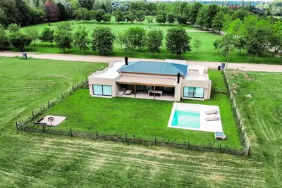 Image de Luxury retreat: Modern house with garden and pool
