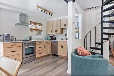 Image de Boho Southwest Modern Unit 3 with Butte Mtn Views!