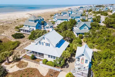 Image de Southwind is an Oceanfront Beach Cottage just steps to South Beach!