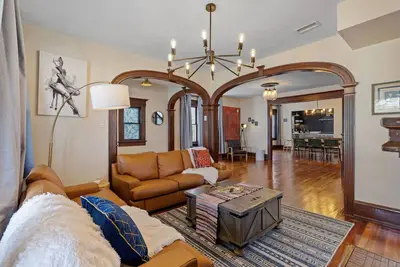 Image de 9 Br/4ba Ac Victorian Manor - 1 Block to Beach
