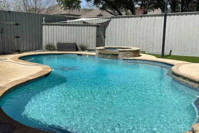 Image de Luxurious, 3-bedroom home 8' feet deep pool.