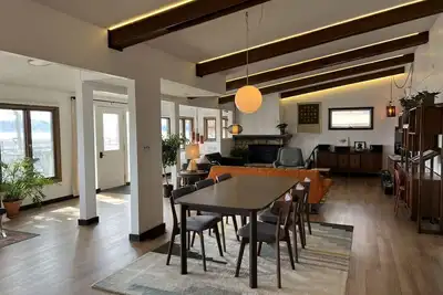 Image de Spacious A-Frame & Bungalow, Lake Views, Hot Tub!