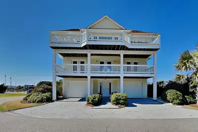 Image de The Shell Collector | Spacious Retreat, Ocean Views + Community Pool!