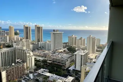 Image de Glam Condo Located in Central Waikiki, Panoramic Ocean View, & Full Kitchen! \n
