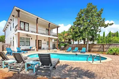 Image de Take It Easy - Pet-Friendly Destin Vacation Home, Golf Cart, Heated Pool!