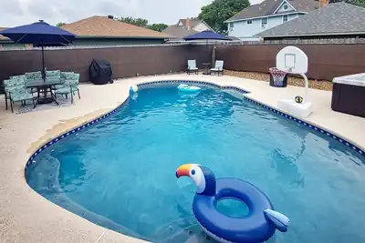 Image de Centrally located With a pool and hot tub!