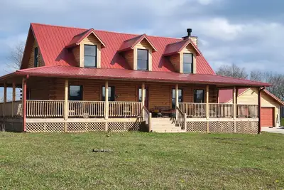 Image de Brand new, beautiful log cabin in the heart of bourbon and horse country.