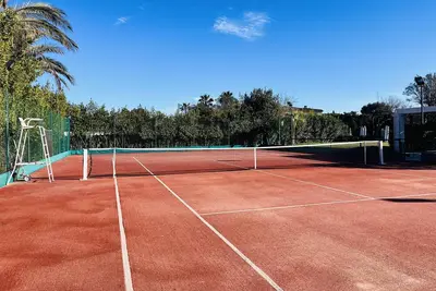 Image de Villa avec tennis privé proche de la mer et des plages. Salle de cinéma!