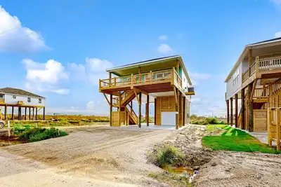Image de 2nd-floor snowbird-friendly home with Gulf & beach views, patio, outdoor shower