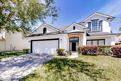 Image de Waterfront 2-story home with water views, patio, streaming, washer/dryer, & Ac