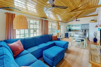 Image de Dog-friendly condo near beach with pool, grill, outdoor shower, W/D, Ac
