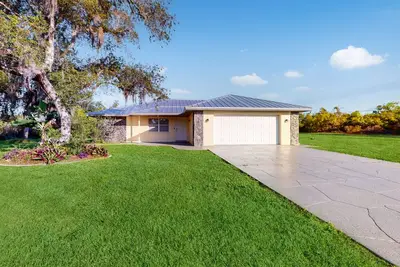 Image de Classic home close to Lake Placid with modern updates, W/D, Ac, & patio