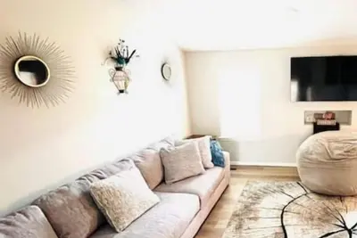 Image de Make Yourself at Home\n