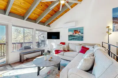 Image de Condo near Lake Tahoe with pool, hot tub, grill, & wood fireplace - sleeps 6