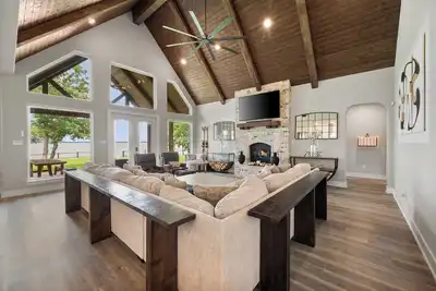 Image de Stunning, New Lakefront Home with Private Boat Ramp