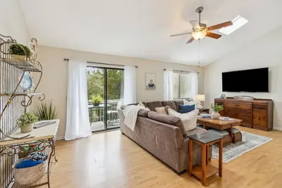 Image de Closest condo building to beach access with pool & tennis - dog-friendly