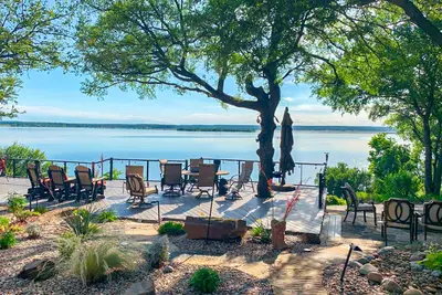 Image de Lakefront estate with spectacular views, large deck, tiki bar, & private dock