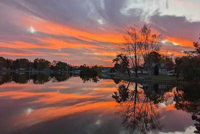Image de Lake Front Home With Optional Hot Tub And Pontoon. Pet Friendly! Large Lot!