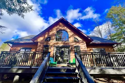 Image de Muskoka Loghaus - 6 Bedrooms, 4 Bathrooms Lakefront Pet Friendly Family Cottage