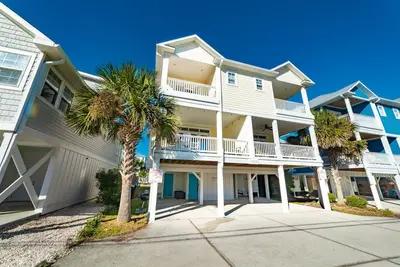 Image de Spacious 6-bedroom ocean view home, 1 minute walk to beach!