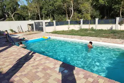 Image de Maison lumineuse avec piscine et terrasse