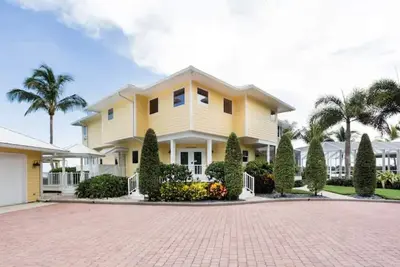 Image de Lush Waterfront Pool Home and Pool house with Pickleball court and Boat dock
