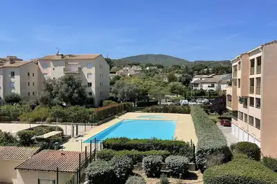 Image de Cocon d'amour douillet avec balcon et piscine