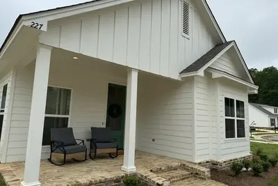 Image de Brand New Gameday Getaway! Less than 3 miles from Campus.